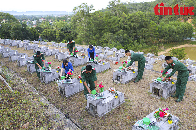 Youth Union members in Huong Son district, Ha Tinh province, light candles at the Nam National Martyrs Cemetery to commemorate war heroes and martyrs. (Photo: Tin Tuc Newspaper/VNA)