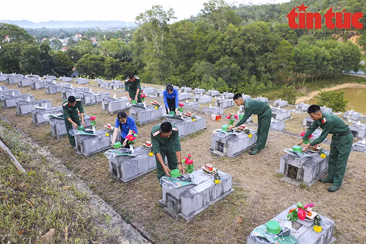 Youth Union members in Huong Son district, Ha Tinh province, light candles at the Nam National Martyrs Cemetery to commemorate war heroes and martyrs. (Photo: Tin Tuc Newspaper/VNA)