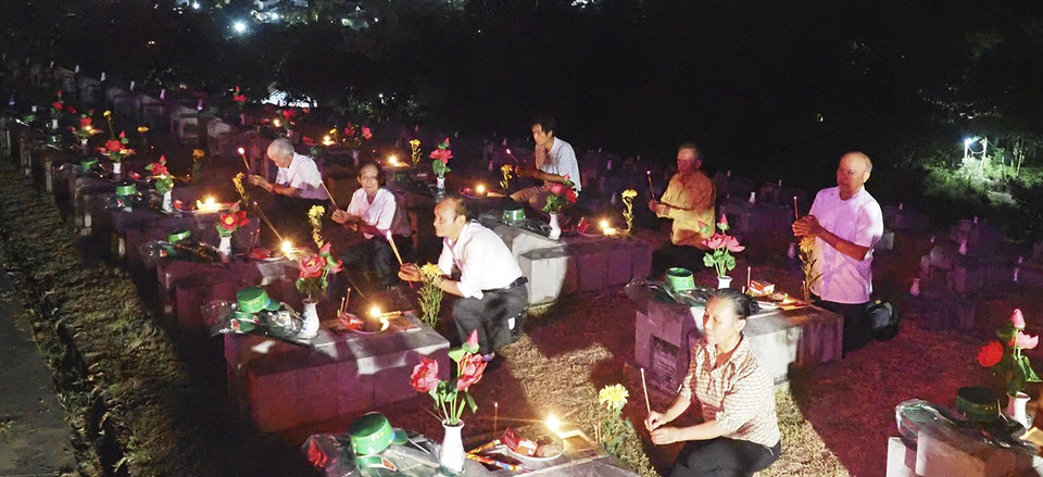 When visiting the cemetery in mid-July - the month the country pays homage to war heroes and martyrs - many people could not help but shed tears. (Photo: Tin Tuc Newspaper/VNA)