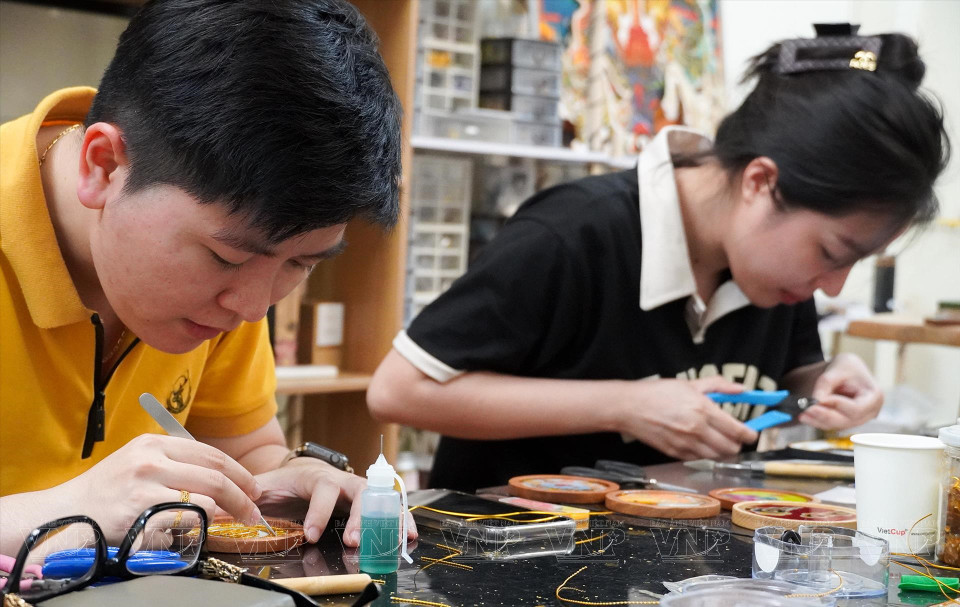 Despite streamlining and simplifying the production process, the “Hoa kim sa” technique demands meticulous attention from artisans to ensure that the final product closely resembles traditional art forms. (Photo: VNP/VNA)