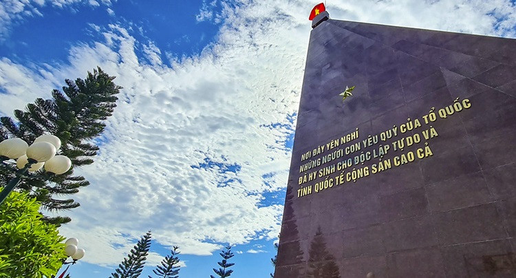 In addition to soldiers who died in Vietnam’s two resistance wars against France and the US, this is also the resting place of many Vietnamese volunteers who undertook international duty in Laos and Cambodia. (Photo: Tin Tuc Newspaper/VNA)