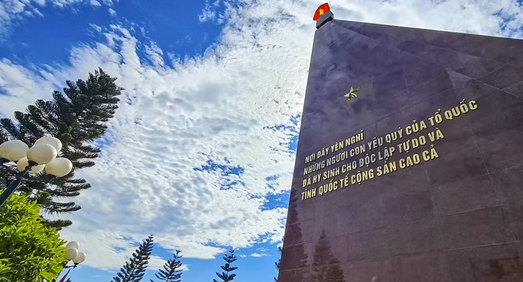 In addition to soldiers who died in Vietnam’s two resistance wars against France and the US, this is also the resting place of many Vietnamese volunteers who undertook international duty in Laos and Cambodia. (Photo: Tin Tuc Newspaper/VNA)