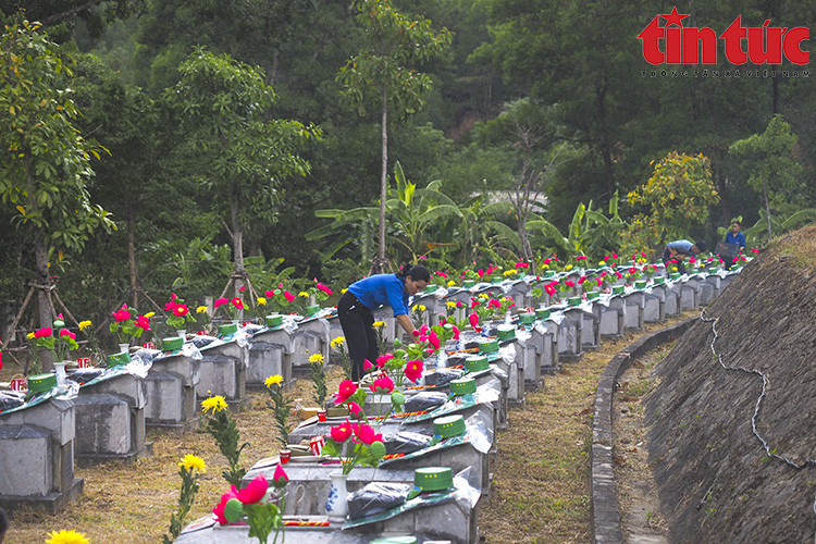 Candles being lit at martyr cemeteries and monuments demonstrate people’s gratitude towards the heroes and martyrs, who laid down their lives for the sake of the Fatherland’s independence and freedom. (Photo: Tin Tuc Newspaper/VNA)
