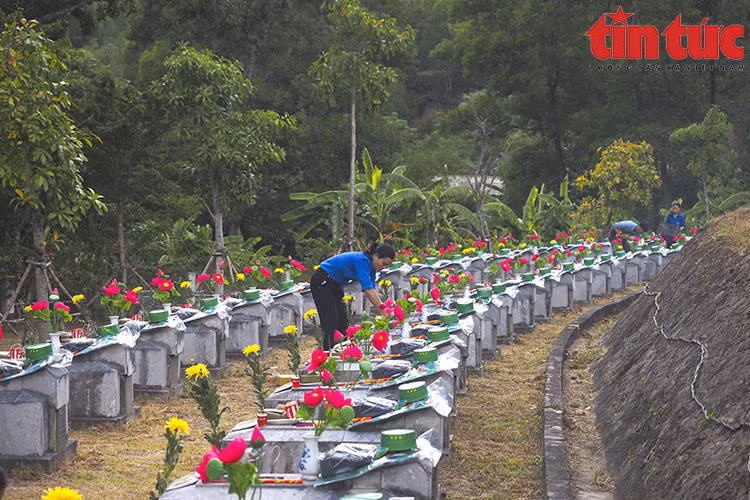 Candles being lit at martyr cemeteries and monuments demonstrate people’s gratitude towards the heroes and martyrs, who laid down their lives for the sake of the Fatherland’s independence and freedom. (Photo: Tin Tuc Newspaper/VNA)