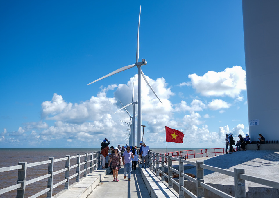 The Hoa Binh 1 wind power tourist area in Vinh Hau A commune, Hoa Binh district, offers tours to the wind power farm. (Photo: baobaclieu.vn)