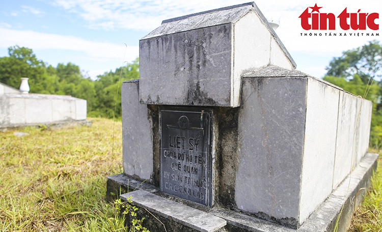 The Nam National Martyrs Cemetery is also the resting place for many Vietnamese volunteers, who undertook international duty in Laos and Cambodia. (Photo: Tin Tuc Newspaper/VNA)