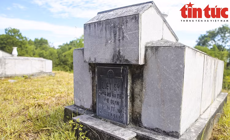 The Nam National Martyrs Cemetery is also the resting place for many Vietnamese volunteers, who undertook international duty in Laos and Cambodia. (Photo: Tin Tuc Newspaper/VNA)