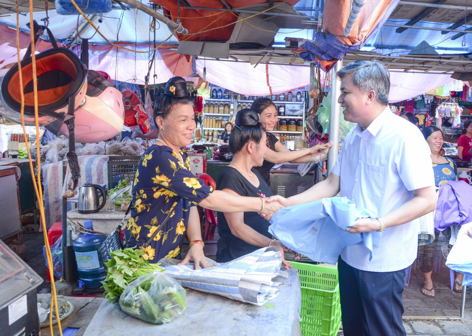 Authorities of the northern mountainous province of Dien Bien distribute biodegradable bags for stall owners in a local market (Photo: VNA)