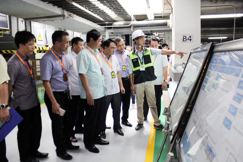 A delegation visits a wastewater treatment plant of Samsung Electronics Vietnam in northern Thai Nguyen province (Photo: VNA)
