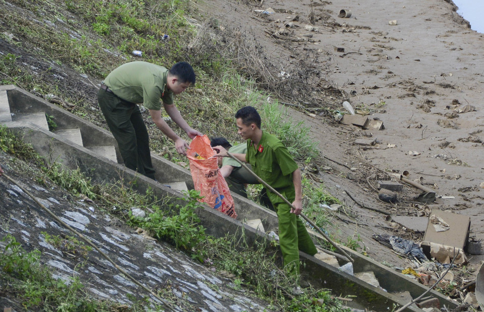 Youths participate in a clean-up campaign at Nam Rom river in Dien Bien province (Photo: VNA)
