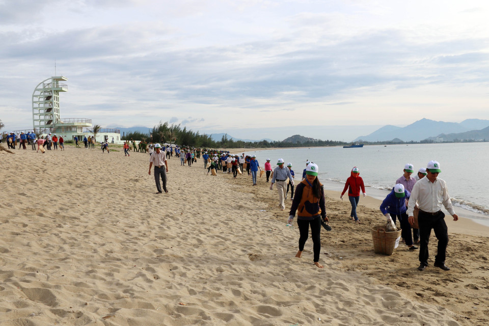 Members of the Ho Chi Minh Communist Youth Union in Ninh Thuan province collect garbage at Binh Son - Ninh Chu beach (Photo: VNA)