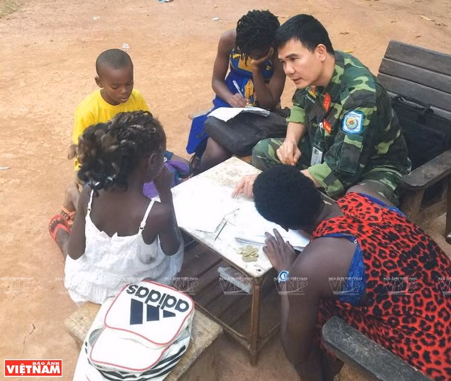 Not only completing their mission, Vietnam’s “blue beret” officers are messengers of peace working to promote peace and friendship among local people. (Photo: Department of Peacekeeping Operations)
