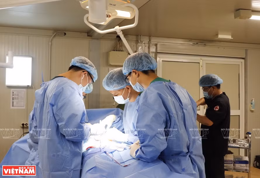 Images of Vietnamese medics devoting themselves to taking care of patients gain media coverage from the UN and many foreign countries. (Photo: Department of Peacekeeping Operations)