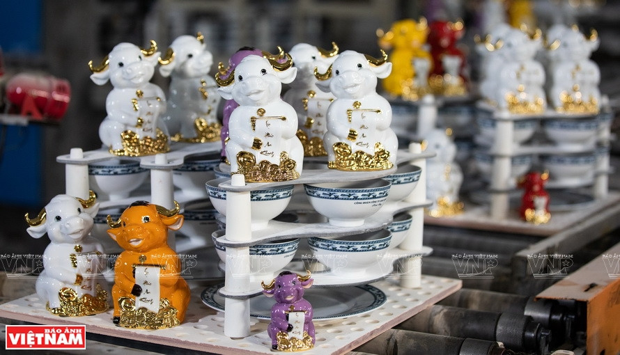 Ceramic buffalo figurines after being heated in the kiln (Photo: VNA)