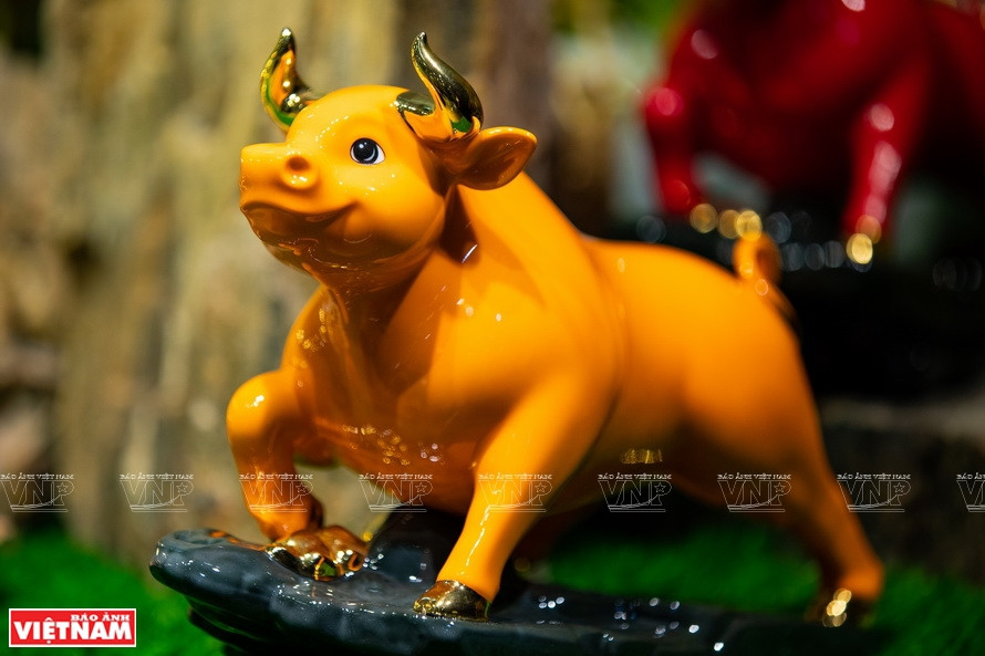 Thinh Vuong (prosperity) is a buffalo with a healthy physique, carrying the message "strong and tough" in a four-legged standing posture, reaching forward with a bright smiling face. (Photo: VNA)