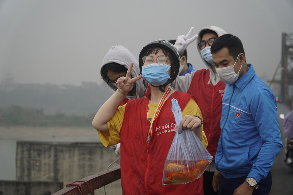 A group of youth volunteers from Hanoi gathered in Long Bien bridge, helping people to do the ritual of fish releasing in an environmentally friendly way. On New Year's Eve, both genies will return to earth and resume their caretaking duties in the kitchen of the house. Although residents in each region across the country pay their homage to Ong Cong and Ong Tao in slightly different ways, the gods remain important figures in the rich texture of Vietnamese New Year. The fire in the kitchen is the symbol of not only warm family union, but also a bumper harvest and agricultural development of Vietnamese people. The custom of worshipping the Kitchen Gods reflects Vietnamese’s respect of family happiness. (Photo: VietnamPlus)