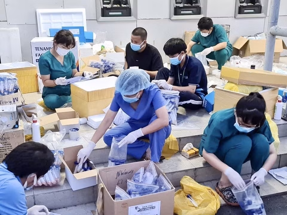 Students from the University of Medicine and Pharmacy, Ho Chi Minh City’s National University, help frontline medical workers classify samples at Linh Trung 1 processing zone in Thu Duc city. (Photo: Hong Giang/VNA)