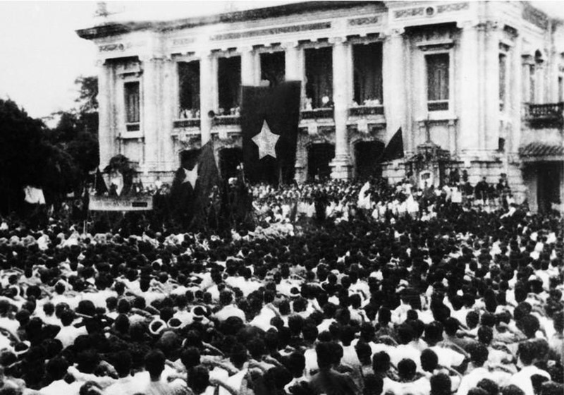 Tens of thousands of locals in Hanoi and provinces in the vicinity attend the largest-ever revolutionary masses at the Hanoi Opera House Square in response to the general uprising to seize power, August 19, 1945. (Photo: Archive)