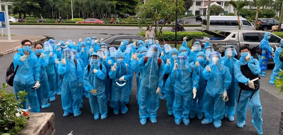Volunteers from University of Medicine Pham Ngoc Thach are ready to join hands with medical workers in COVID-19 prevention and control activities. (Photo: Hong Giang/VNA)