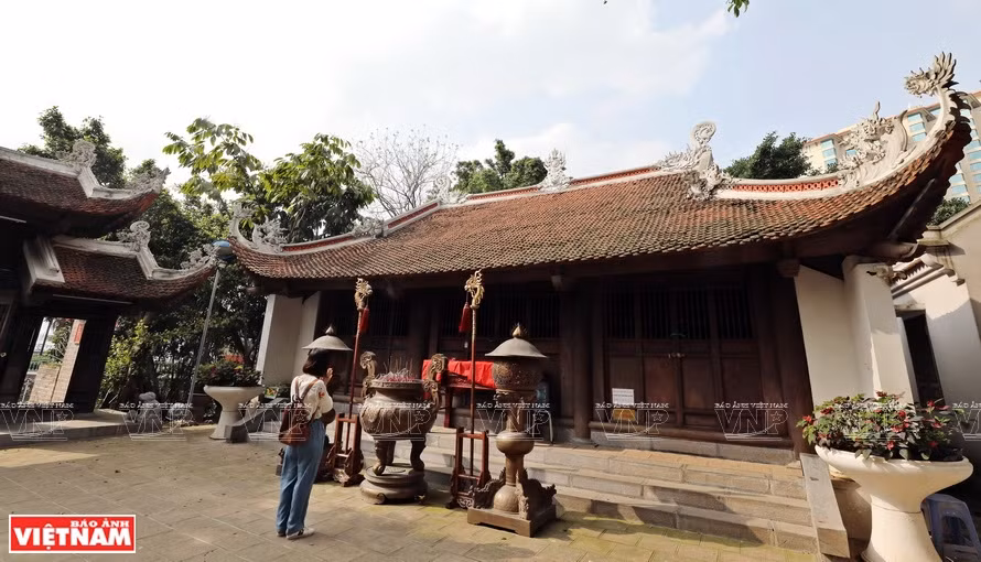The King built a temple on Nung mountain, named it Cau Nhi (Puppy) or Thuy Trung Tien to worship the dogs as genies. However, the temple was then relocated to Truc Bach Lake after the capital was moved to Hue. (Photo: VNA)