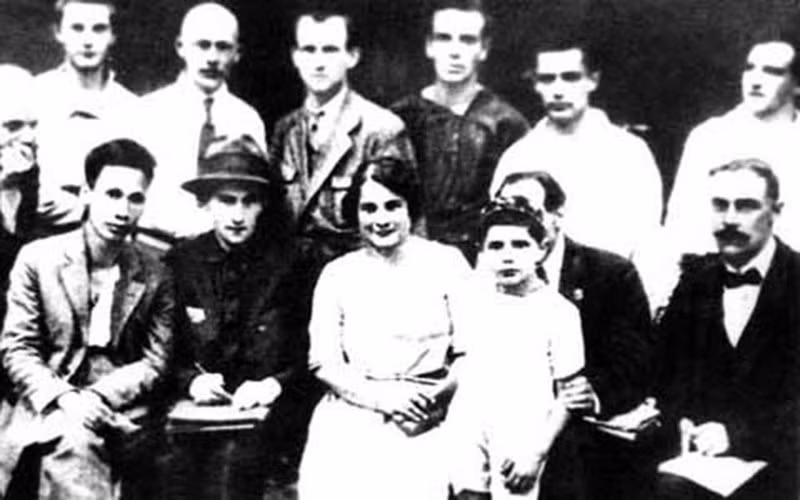 Nguyen Ai Quoc (first row, first left) with several participants at the fifth Congress of the Communist International in Moscow that took place from June 17 to July 8, 1924. (Photo: Archive)
