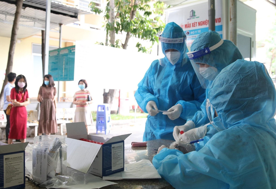 Medical students prepare to take COVID-19 testing samples for locals in Ward 3, District 3. (Photo: Hong Giang/VNA)