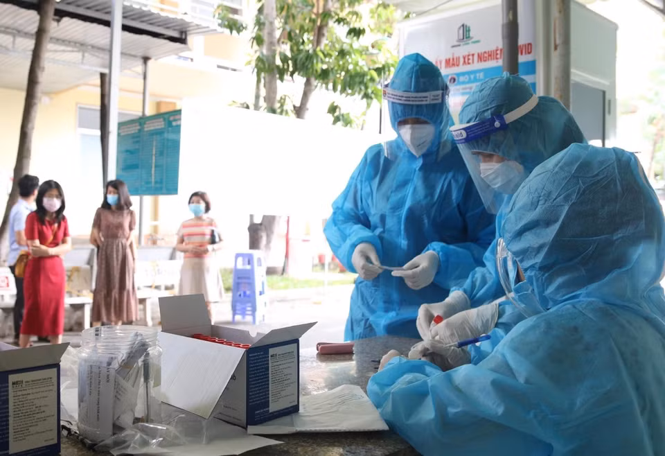 Medical students prepare to take COVID-19 testing samples for locals in Ward 3, District 3. (Photo: Hong Giang/VNA)