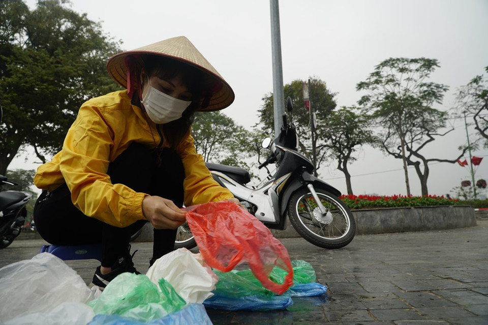 Nguyen Vu Ngoc Bich from Thien Tam An centre are collecting plastic bags from a carp drop-off point at West Lake. She said she has been closed to the work for seven years. Although the traditional practice of releasing carps into rivers and lakes are seen as a way to provide the Kitchen Gods with a means of transport to heaven, the carp are often accompanied by plastic containers and environmentally unfriendly offering items. Many lakes and rivers in Hanoi have been polluted. The problem came into spotlight after more than 100 tonnes of fish washed up dead in the West Lake in 2016. (Photo: VietnamPlus)