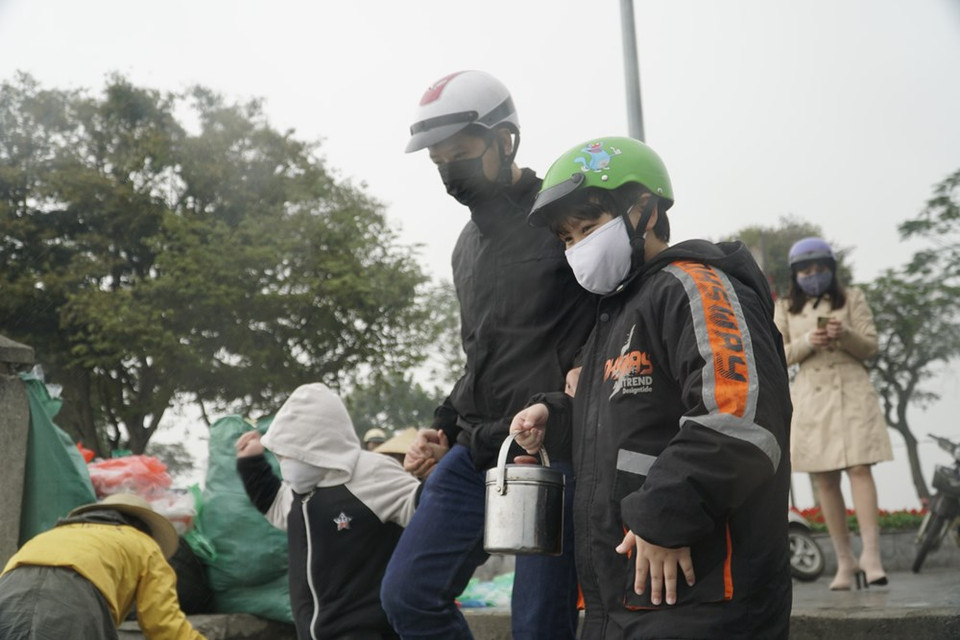 Kids are taken to the river to release carp. The Vietnamese believe there are three Kitchen Gods, and carp serve as their means of transport to heaven so they can report to the Jade Emperor. According to the tradition, after prayers to the Kitchen Gods have been made, people release carp into ponds, lakes and rivers. Previously, carps were sell like hot cakes ahead of Kitchen God day. There was a time a kilo of carp fetching 150,000 VND (6.5 USD). However, this year, traders at fish wholesale market experienced a drop in trade, with prices also plummeting. Many of them were suffering a drought of customers who stopped using real carp and instead use fish made out of paper or food for the ritual. (Photo: VietnamPlus)