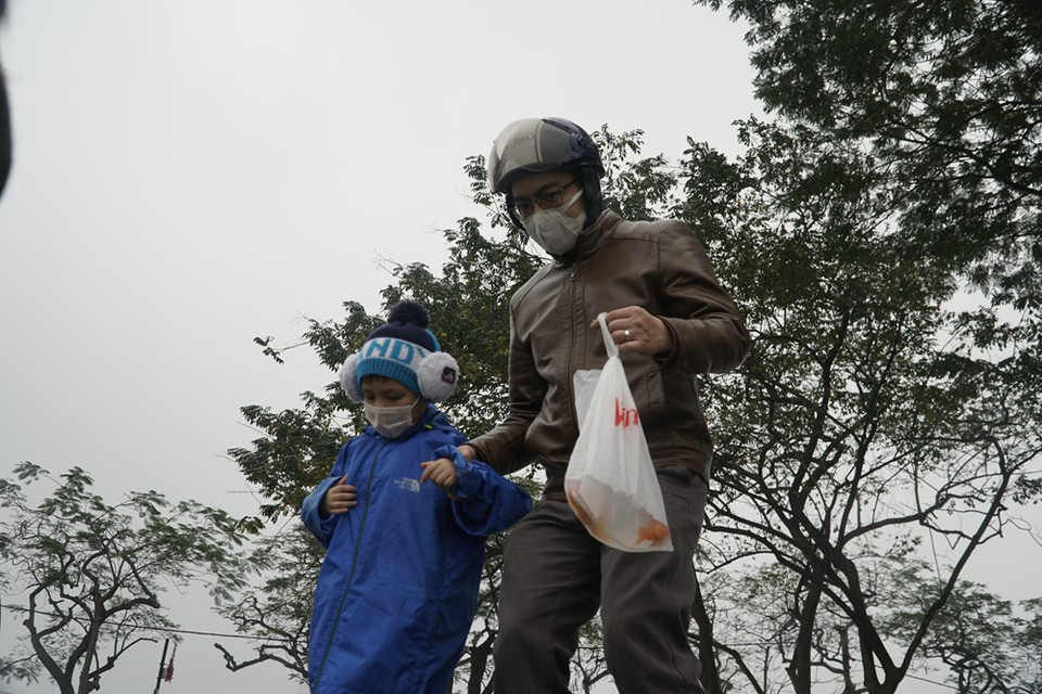 After the Kitchen Gods go to Heaven, families begin tidying and decorating their houses to usher in the New Year as they believe that a clean house represents a fresh star. On New Year's Eve, both genies will return to earth and resume their caretaking duties in the kitchen of the house. Although residents in each region across the country pay their homage to Ong Cong and Ong Tao in slightly different ways, the gods remain important figures in the rich texture of Vietnamese New Year. The fire in the kitchen is the symbol of not only warm family union, but also a bumper harvest and agricultural development of Vietnamese people. The custom of worshipping the Kitchen Gods reflects Vietnamese's respect of family happiness. (Photo: VietnamPlus)