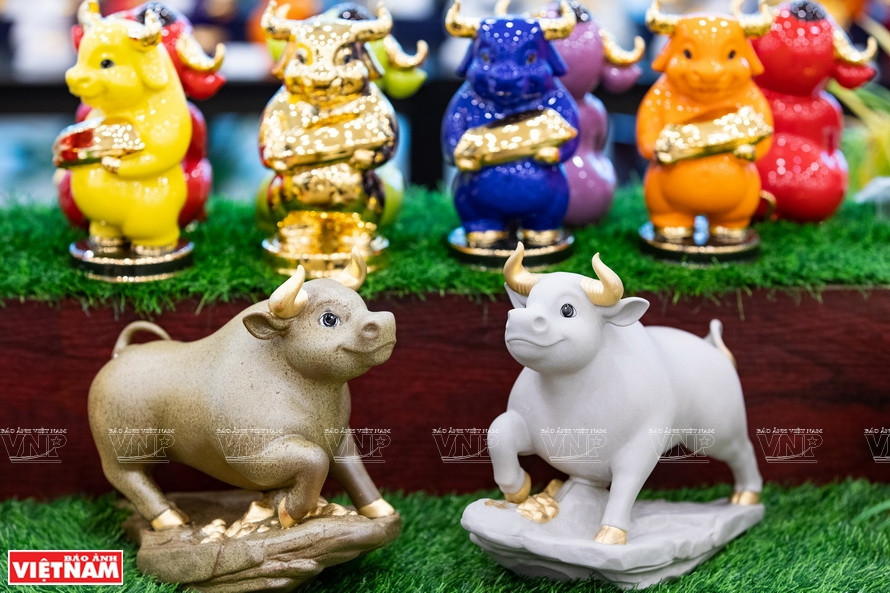 The ceramic buffalo collection has five themes: Hoang Kim (wealth), Huong Loc (fortune), Thinh Vuong (prosperity), Nhu Y (good things), and Hanh Phuc (happiness). (Photo: VNA)