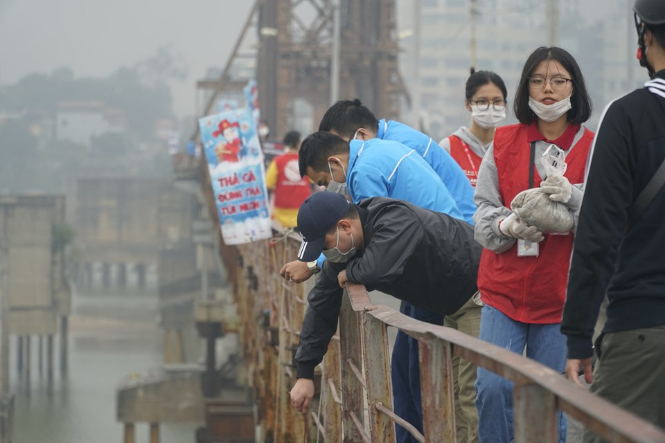 On the day, every family is busy staging a ceremony to send off the Land Genie and the Kitchen Gods of the household on their yearly visit of Heaven. The Kitchen Gods, the guardian spirit of the kitchen, are believed to comprise two male gods and one female, who bless the household and keep up the kitchen fire, making every member of the family happy and well-off. As the legend goes, the Land Genie and the Kitchen Gods will ride carps to Heaven on the day (23r of the last lunar month) to deliver an annual report on the household’s activities to the God of Heaven. (Photo: VietnamPlus)