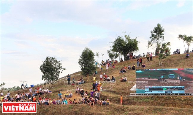 The racetrack has not only become a popular tourist attraction, but also created jobs for local residents (Photo: VNA)