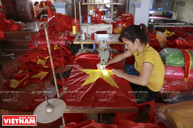 Dao Thi Duyen’s family is among the largest flag making households in Tu Van village (Photo: VNA)