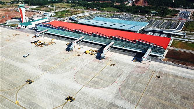  A terminal of Van Don international Airport is designed with bright red orange roof above blue green building, resembling red sails in the ocean (Photo:VNA)