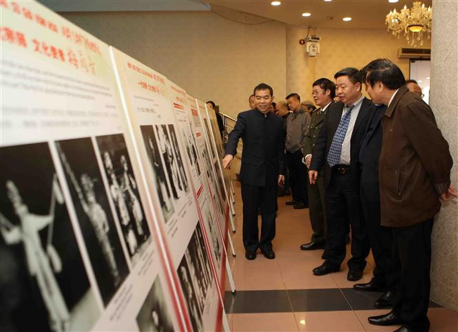 Participants at the exhibition on China’s renowned Peking opera master Mei Lanfang (Photo: VNA)