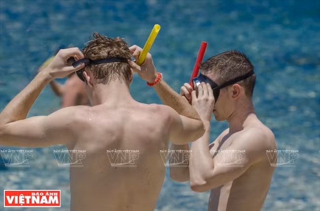 Tourists enjoy the blue water on Hon Thom (Pineapple) Island (Photo:VNA)