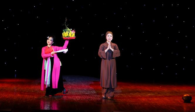 An act “Thi Mau visits temple”, a popular Cheo play in Vietnam (Photo: VNA)