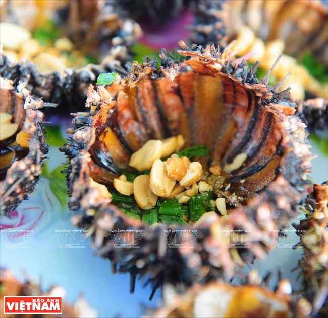 Tourists can enjoy fresh seafood cooked by locals (Photo:VNA)