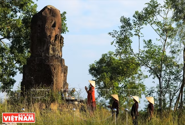 Local people in Bac Ninh offer incense at the ancient stone pillars on the first and fifteenth day of a lunar month (Photo:VNA)