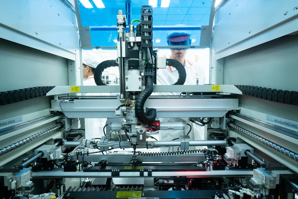 The production environment is fully controlled in temperature, humidity, and electrostatic discharge control as well as air purity to ensure the highest quality of product (Photo; Reporter)