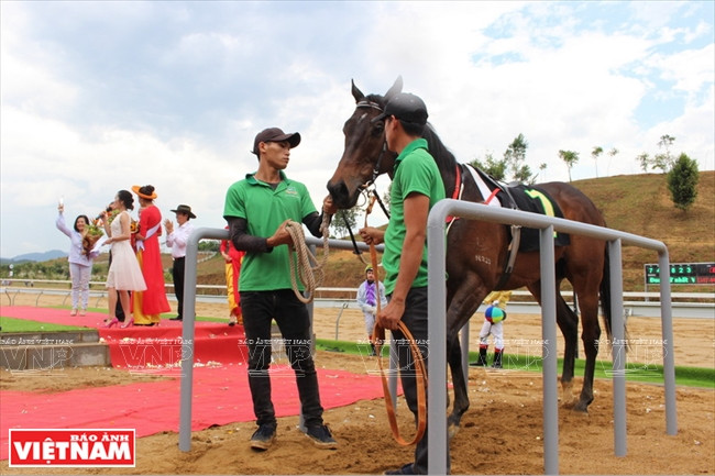 The racetrack has not only become a popular tourist attraction, but also created jobs for local residents (Photo: VNA)