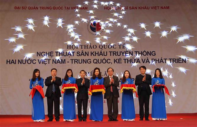 Delegates cut ribbon to open the exhibition on China’s renowned Peking opera master Mei Lanfang (Photo: VNA)