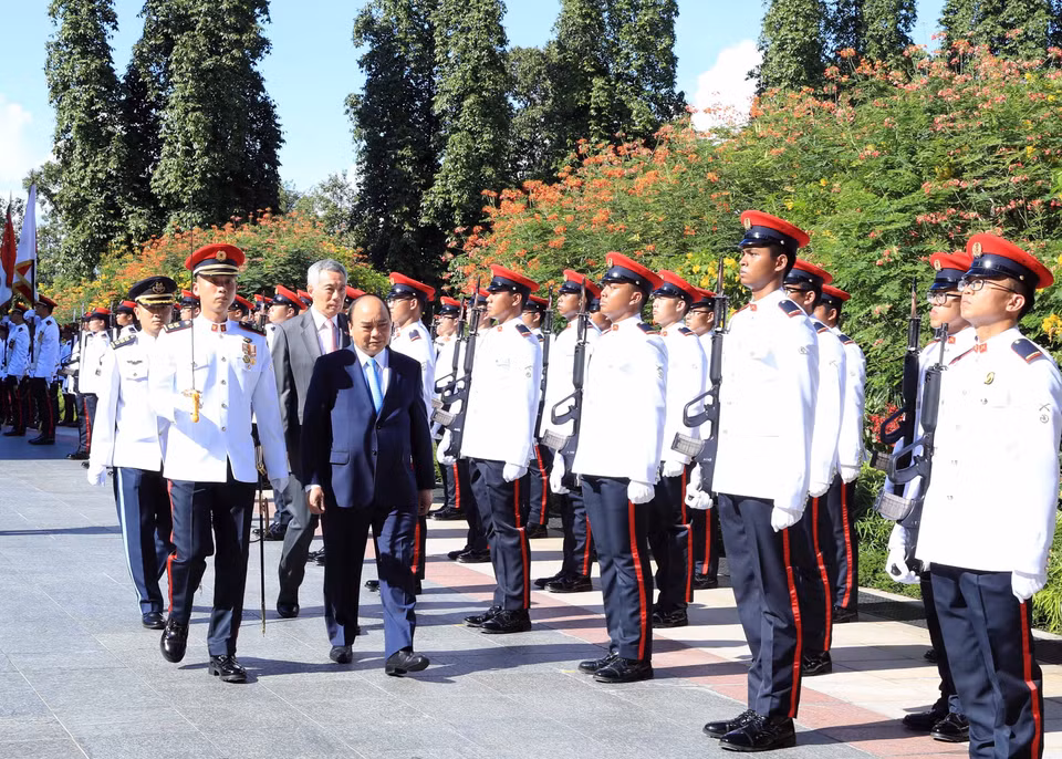 The two Prime Ministers review the guard of honour at the official welcome ceremony for the Vietnamese leader on April 25 (Photo: VNA)
