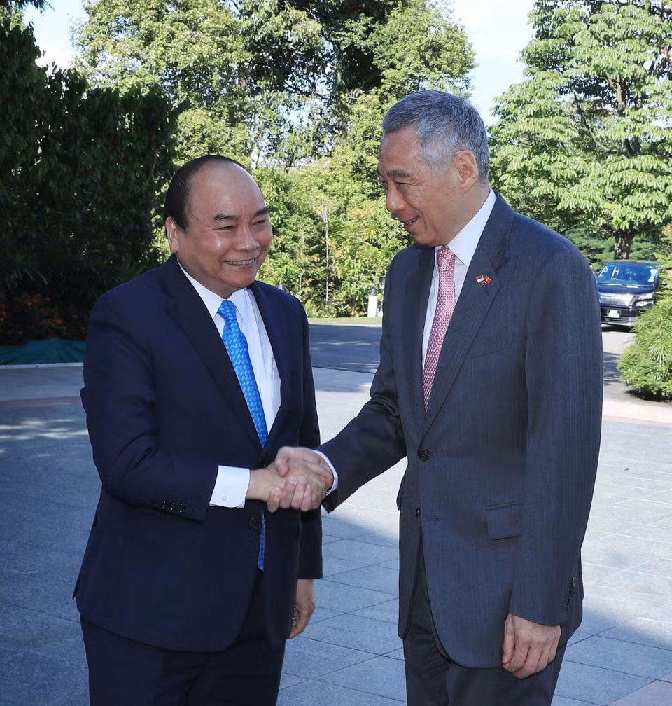 Singaporean Prime Minister Lee Hsien Loong welcomes his Vietnamese counterpart at the official welcome ceremony at the Istana palace on April 25 (Photo: VNA)
