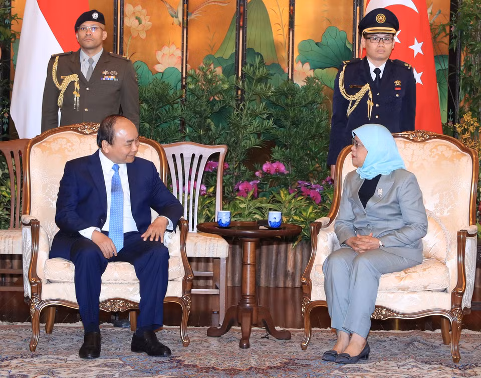Prime Minister Nguyen Xuan Phuc and Singaporean President Halimah Yacob (Photo: VNA)