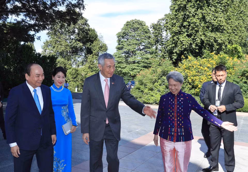 Singaporean Prime Minister Lee Hsien Loong and his spouse welcome Vietnamese Prime Minister Nguyen Xuan Phuc and his spouse (Photo: VNA)