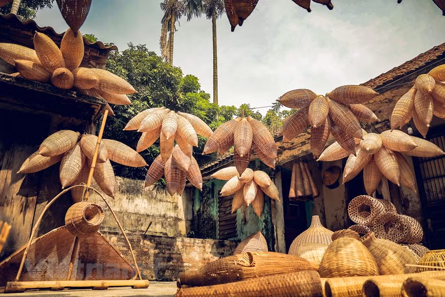 Some 500 people still pursue the craft, which has long been associated with the communes of Noi Lang and Tat Vien. Their products are sold throughout the northern region and exported to other countries. (Photo: Vietnam+)