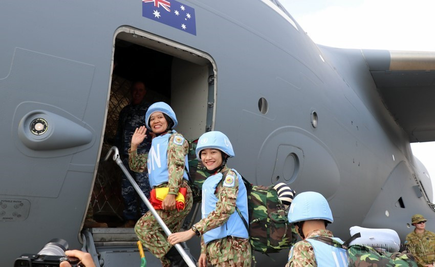 Female soldiers in the 2nd team of the Level 2 Field Hospital No 1 of the Vietnam Peacekeeping Department set off to South Sudan on October 15, 2018 at Tan Son Nhat International Airport in Ho Chi Minh City. (Photo: VNA)
