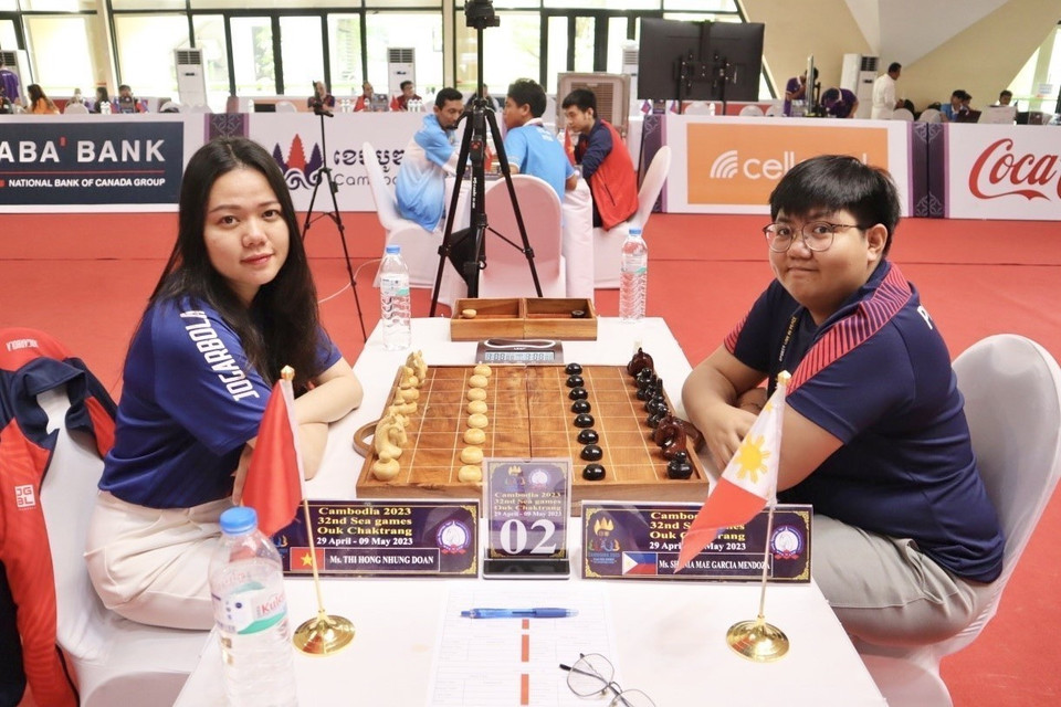 Doan Thi Hong Nhung (left) competes with Shania Mae Garcia Mendoza from the Philippines to win the second leg in the final to secure the gold medal in Ok Chaktrang, which is similar to chess. (Photo: VNA)